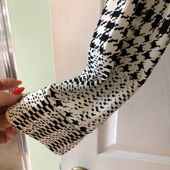 Elegant button down blouse. Worn once. - Picture 4 of 5